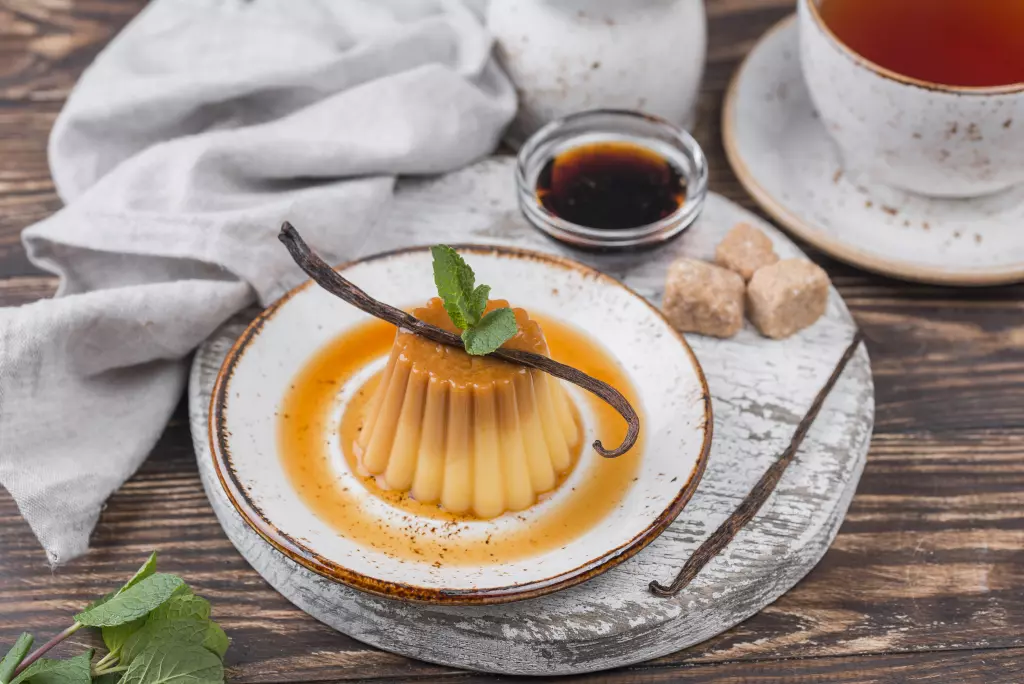 assiette-haute-avec-creme-patissiere-et-menthe