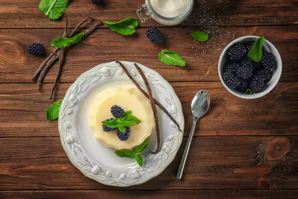 composition-avec-pudding-a-la-vanille-menthe-fraiche-et-mures-sur-fond-de-bois