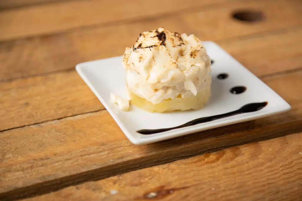 vue-rapprochee-du-gateau-dans-l-assiette-sur-la-table