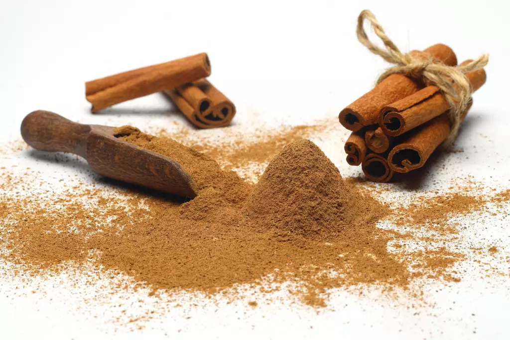 batons-de-cannelle-et-poudre-de-cannelle-isoles-sur-fond-blanc-epice-saine-cinnamomum